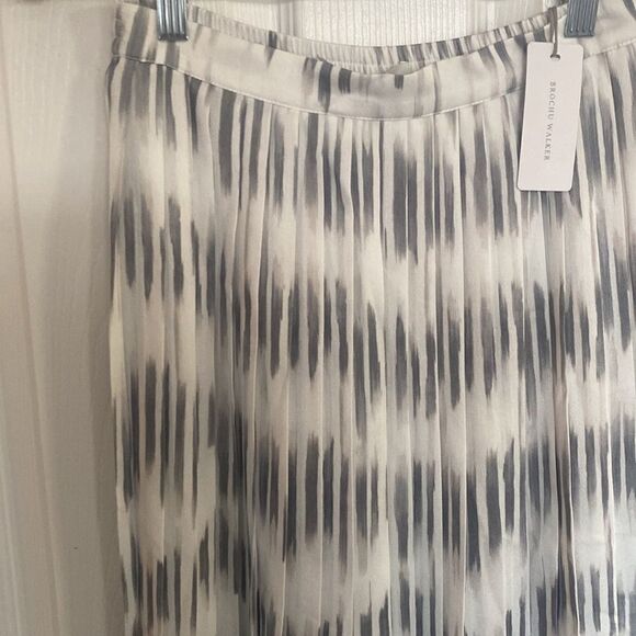 Brochu Walker Eve Pleated Printed Mid Length Skirt in Ardaite White/Gray Combo - Picture 3 of 5